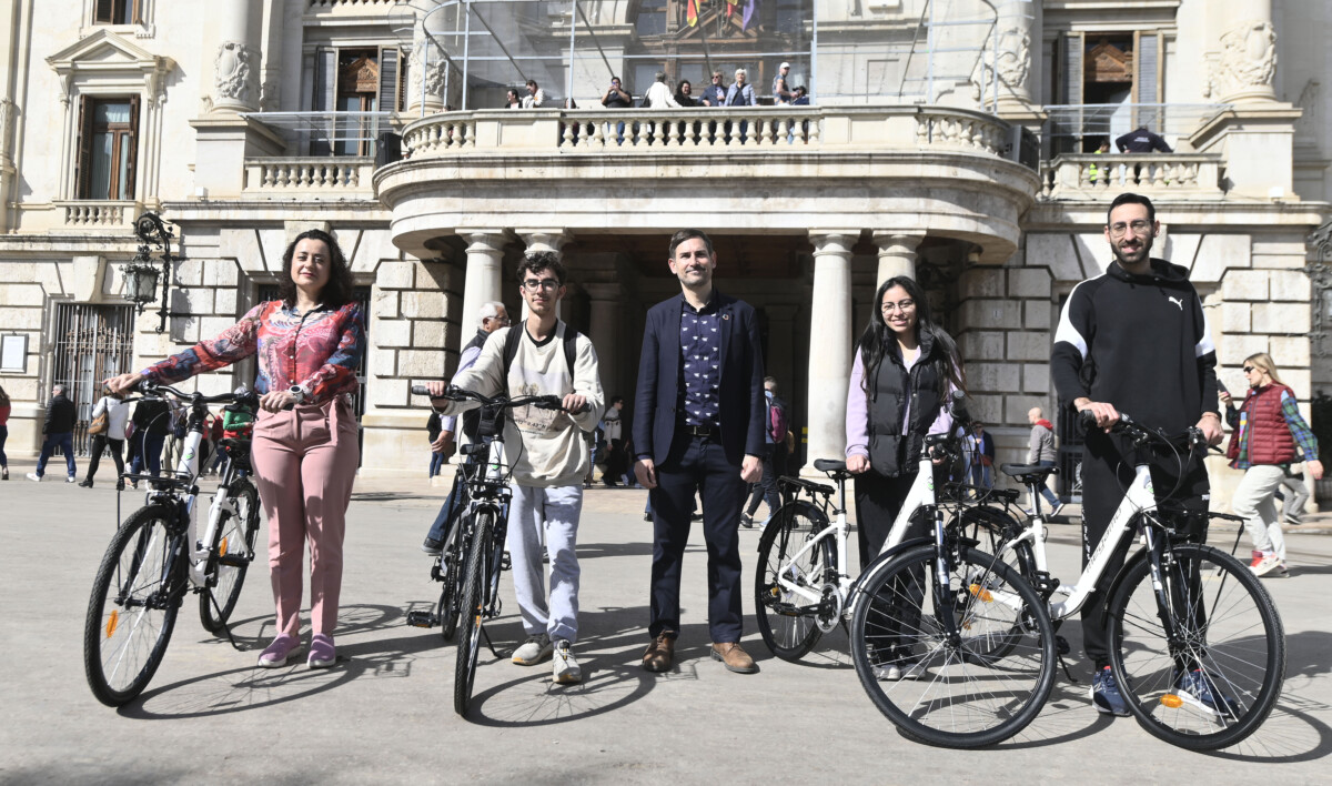 El vicealcalde y concejal de ecología urbana, Sergi Campillo, realiza la entrega de bicicletas eléctricas a las personas ganadoras del sorteo de 'Ara pots apujar el reciclatge'.